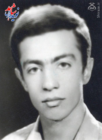 شهيد محمد گيتي فروز متولد :29/5/1339 شهادت : 15/2/1361 فکه احترام گذاشتن به شعائر اسلام ، چون نماز جمعه، شرکت در راهپيمائي ها، مخالفت عملي با ضد انقلاب وهمراهي با حزب الله واحترام گذاشتن به مراجع واولياء دين از مهم ترين وظائف ما مي باشد.
شهيد محمد گيتي فروز متولد :29/5/1339 شهادت : 15/2/1361 فکه احترام گذاشتن به شعائر اسلام ، چون نماز جمعه، شرکت در راهپيمائي ها، مخالفت عملي با ضد انقلاب وهمراهي با حزب الله واحترام گذاشتن به مراجع واولياء دين از مهم ترين وظائف ما مي باشد.