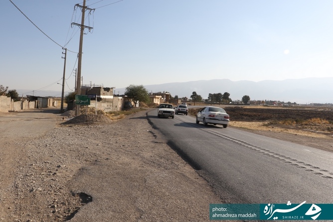 کم عرض بودن و عدم خط کشی و علائم کافی هشدار دهنده در جاده سیاخ دارنگون _ شیراز  