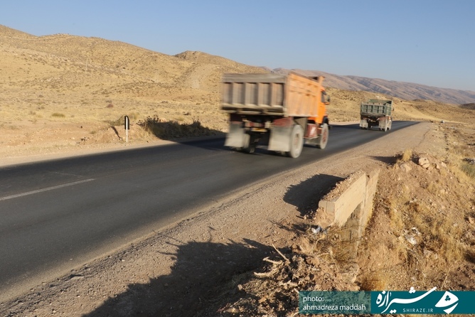 کم عرض بودن و عدم خط کشی و علائم کافی هشدار دهنده در جاده سیاخ دارنگون _ شیراز  