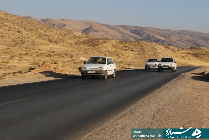 کم عرض بودن و عدم خط کشی و علائم کافی هشدار دهنده در جاده سیاخ دارنگون _ شیراز  