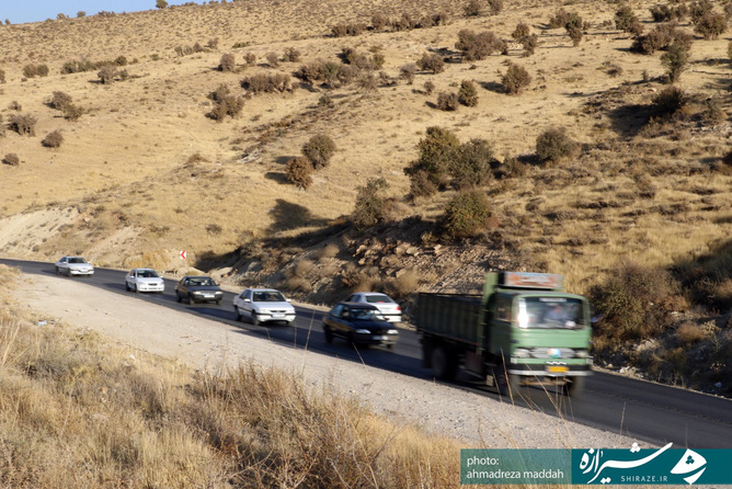 کم عرض بودن و عدم خط کشی و علائم کافی هشدار دهنده در جاده سیاخ دارنگون _ شیراز  