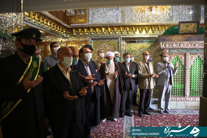 آیین گلباران آرامگاه شهید آیت‌الله دستغیب در حرم احمدی و محمدی(ع) 