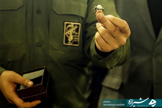 اهدای انگشتر نمادین سردار دل‌ها به موزه حرم حضرت شاهچراغ(ع)