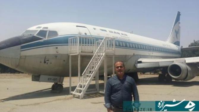در کنار هواپیمای خریداری شده