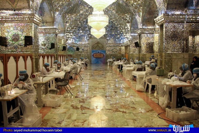 کارگاه تولید ماسک در حرم مطهر شاهچراغ  (عکس: سید محمدحسین تابعی)