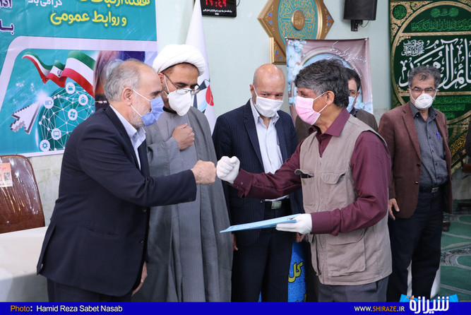 تجلیل  از انجمن های ایثارگری در امر مبارزه با کرونا در نشست خبری مدیرکل بنیاد شهید و امور ایثارگران استان فارس - ( عکس: حمیدرضا ثابت نسب )