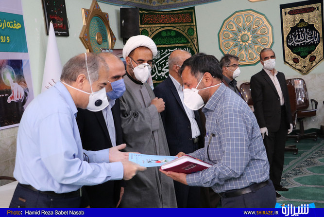 تجلیل  از انجمن های ایثارگری در امر مبارزه با کرونا در نشست خبری مدیرکل بنیاد شهید و امور ایثارگران استان فارس - ( عکس: حمیدرضا ثابت نسب )