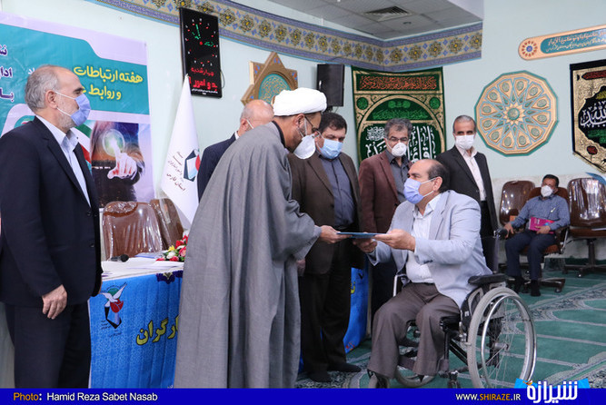 تجلیل  از انجمن های ایثارگری در امر مبارزه با کرونا در نشست خبری مدیرکل بنیاد شهید و امور ایثارگران استان فارس - ( عکس: حمیدرضا ثابت نسب )