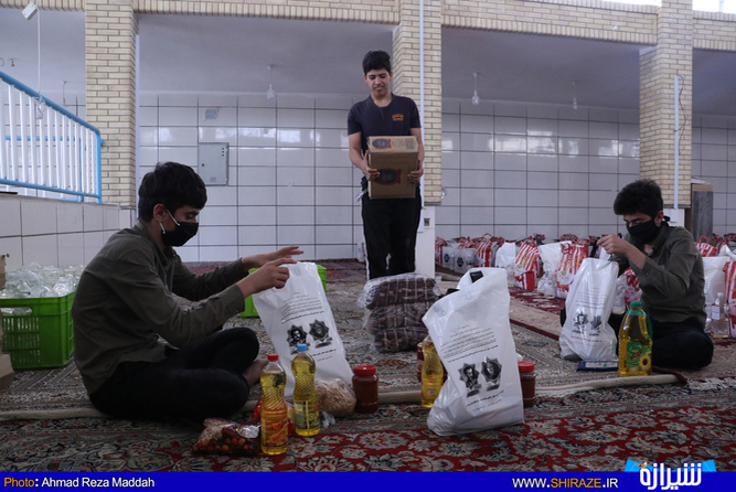 بسته های حمایتی رزمایش کمک های مومنانه مزین به تصویر سرداران شهید شیراز -( عکس: احمدرضا مداح )