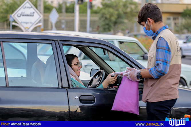آغاز پویش «من ماسک می زنم» توسط گروه های جهادی بسیجی در شیراز(عکس: احمدرضا مداح)