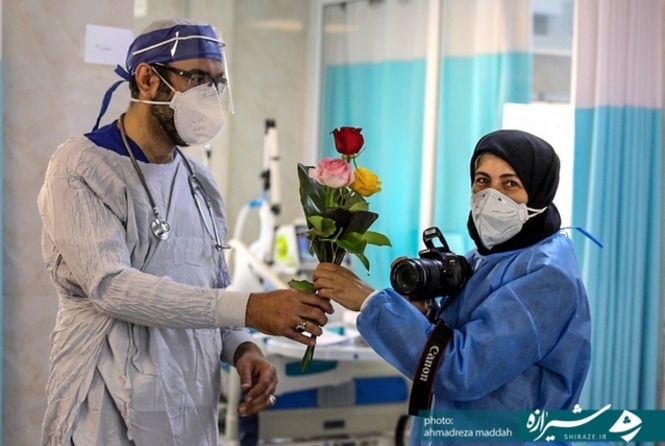 زندگی با لبخند مدافعان سلامت جاریست؛ قابی از زندگی پرستاران بخش مراقبت‌های ویژه بیماران کرونایی بیمارستان شهید فقیهی شیراز (عکس: احمدرضا مداح)