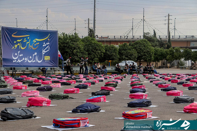 توزیع هفت هزار بسته نوشت افزار به دانش آموزان نیازمند(عکس: احمدرضا مداح)