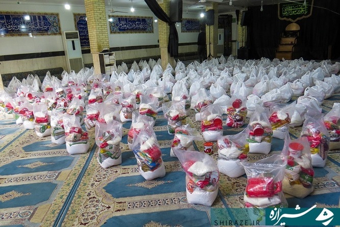 دهمین دوره از توزیع بسته های معیشتی در مسجد ابوالفضل شرق زندان شیراز (عکس: زهرا پوروهاب)