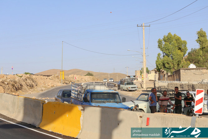 تعدادی از اهالی محل و کسبه 
