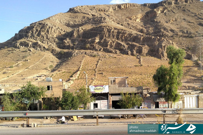 تعدادی از مغازه ها که اهالی و کسبه محل بخاطر بسته شدن راه برای تردد مجبورند مسافتی را طی کنند.