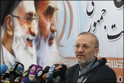 منوچهر متکی هفتیمن وزیر امورخارجه جمهوری اسلامی ایران نام گرفت. وی در دولتهای اول و دوم محمود احمدینژاد به مدت ۵ سال این مسئولیت را عهدهدار بود. نحوهی برکناری وی به جنجالی رسانهای تبدیل شد. او در حالی که در سنگال به سر میبرد از سمت خود برکنار شد. خبر را مقامات سنگالی به وی دادند و بدون تشریفات و محافظت معمول مجبور به ترک سنگال شد. منوچهر متکی هفتیمن وزیر امورخارجه جمهوری اسلامی ایران نام گرفت. وی در دولتهای اول و دوم محمود احمدینژاد به مدت ۵ سال این مسئولیت را عهدهدار بود. نحوهی برکناری وی به جنجالی رسانهای تبدیل شد. او در حالی که در سنگال به سر میبرد از سمت خود برکنار شد. خبر را مقامات سنگالی به وی دادند و بدون تشریفات و محافظت معمول مجبور به ترک سنگال شد.