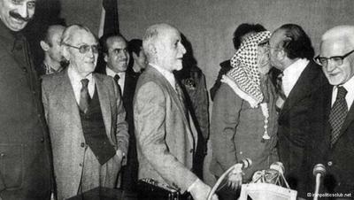 کریم سنجانی اولین وزیرامورخارجه جمهوری اسلامی ایران بود. وی رهبری جبهه ملی را بر عهده داشت و در دولت مهندس مهدی بازرگان به مدت ۵۵ روز، وزیرخارجه دولت موقت بود. وی در خرداد ۱۳۶۰ و پس از اعلام حکم ارتداد اعضای جبهه ملی توسط آیتالله خمینی از ایران گریخت، ابتدا به ترکیه، پاریس و در نهایت به آمریکا رفت. سنجانی سال ۱۳۷۴ در سن ۹۰ سالگی در آمریکا درگذشت. (نفر دوم از سمت چپ) کریم سنجانی اولین وزیرامورخارجه جمهوری اسلامی ایران بود. وی رهبری جبهه ملی را بر عهده داشت و در دولت مهندس مهدی بازرگان به مدت ۵۵ روز، وزیرخارجه دولت موقت بود. وی در خرداد ۱۳۶۰ و پس از اعلام حکم ارتداد اعضای جبهه ملی توسط آیتالله خمینی از ایران گریخت، ابتدا به ترکیه، پاریس و در نهایت به آمریکا رفت. سنجانی سال ۱۳۷۴ در سن ۹۰ سالگی در آمریکا درگذشت. (نفر دوم از سمت چپ)