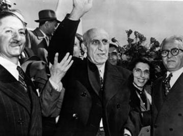 محمد مصدق در سال ۱۳۰۲ خورشیدی وزیرخارجه در کابینه مشیرالدوله بود. وی با انقراض سلسله قاجار مدتی را در حصر خانگی سپری کرد. سالها بعد مصدق به عنوان نخستوزیر محمدرضا شاه پهلوی انتخاب و در نهایت با کودتای نظامی برکنار شد. محمد مصدق در سال ۱۳۰۲ خورشیدی وزیرخارجه در کابینه مشیرالدوله بود. وی با انقراض سلسله قاجار مدتی را در حصر خانگی سپری کرد. سالها بعد مصدق به عنوان نخستوزیر محمدرضا شاه پهلوی انتخاب و در نهایت با کودتای نظامی برکنار شد.