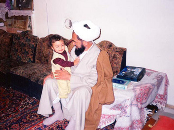 احتمالا با یکی از نوه ها در منزل شخصی