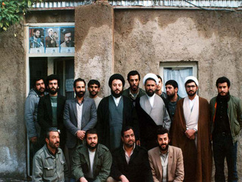 در جبهه و در کنار جمعی از رزمندگان
