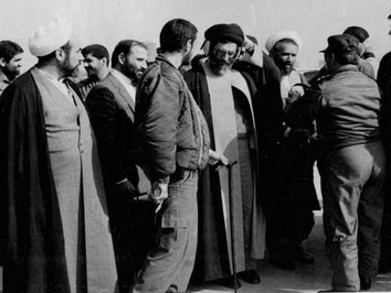 در کنار آیت الله خامنه ای رئیس جمهور وقت در یک پادگان نظامی در زمان جنگ