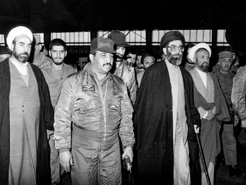 در کنار آیت الله خامنه ای رئیس جمهور وقت در یک پادگان نظامی در زمان جنگ