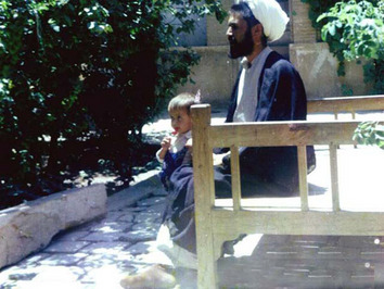 در سنین جوانی به همراه یکی از فرزندان