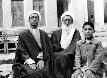 (نفر سمت راست) در سنین نوجوانی در کنار پدر