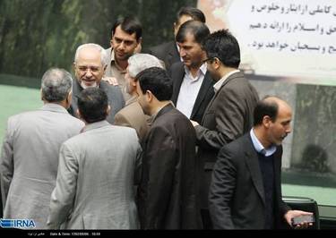 رحیم زارع نماینده آباده، بوانات و خرم بید خطاب به وزیر خارجه: جواد جون سوغاتی چی آوردی؟! زود بگو دیگه، نوذر (شفیعی) که حوصلش سر اومد رفت، برومندی هم می ره ها! از ما گفتن. 