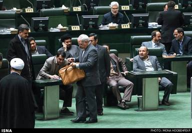 رحیم زارع: وااااای، چقدر حوصله داری. حالا که خلوته باز کن کیفت رو بیبنیم چی آوردی...