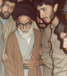 شهید دستغیب در بین حلقه محافظان