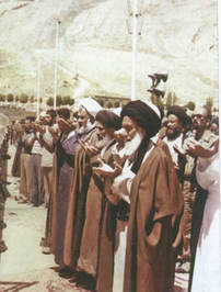 شهید دستغیب در حال اقامه نماز