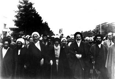 شهید دستغیب در راهپیمایی
