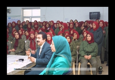 رجوی پس از انقلاب ایدئولوژیک همواره زنانی را که به شدت از وی هراس داشتند را در راس کادرهای سازمان قرار داد. رجوی پس از انقلاب ایدئولوژیک همواره زنانی را که به شدت از وی هراس داشتند را در راس کادرهای سازمان قرار داد.