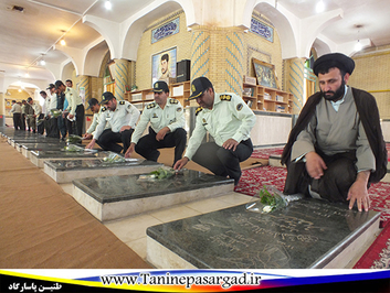 غبار روبی قبور مطهر شهدا توسط پرسنل نیروی انتظامی پاسارگاد