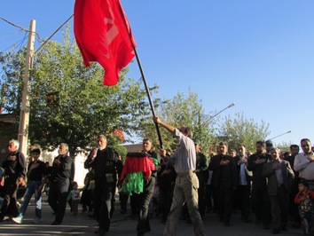 آسمان سروستان مزین به پرچم عزای حسین(ع)
