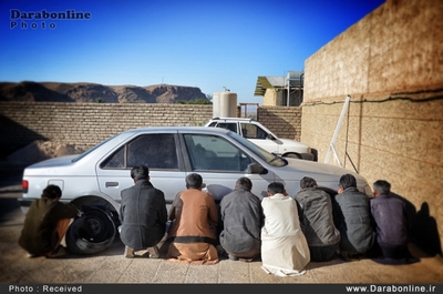 دستگیری 28 تبعه غیرمجاز افغان و توقیف 3085 ثوب انواع البسه قاچاق در داراب