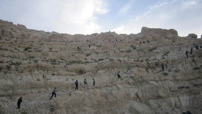 یک روز متفاوت با کوه پیمایی و دعای ندبه بر فراز تپه نورالشهدا گراش