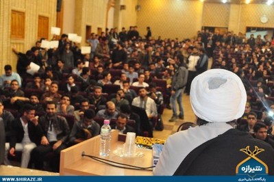 تجمع دانشجویان در اعتراض به یک فتنه‌گر