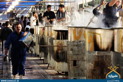 طبخ و توزیع بزرگترین آش نذری جهان در شیراز