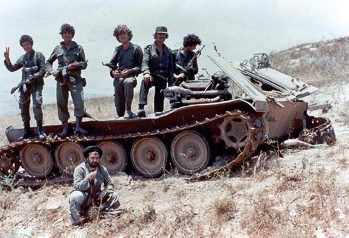 سید احمد خمینی در کنار رزمندگان اسلام