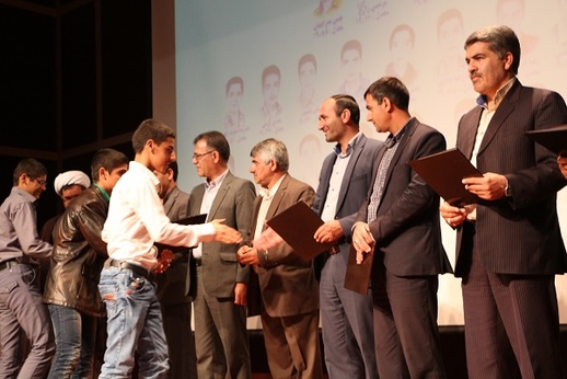 مراسم تجلیل از نخبگان دبیرستان شهید بهشتی شهرستان خرامه