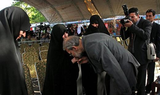 بوسه لاریجانی بر دستان مادر علی مطهری