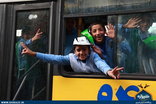 استقبال دانش آموزان شیرازی از رئیس جمهور