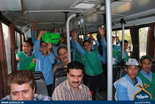 استقبال دانش آموزان شیرازی از رئیس جمهور