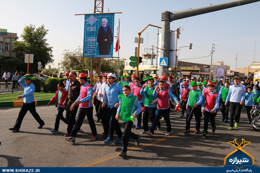 استقبال دانش آموزان شیرازی از رئیس جمهور