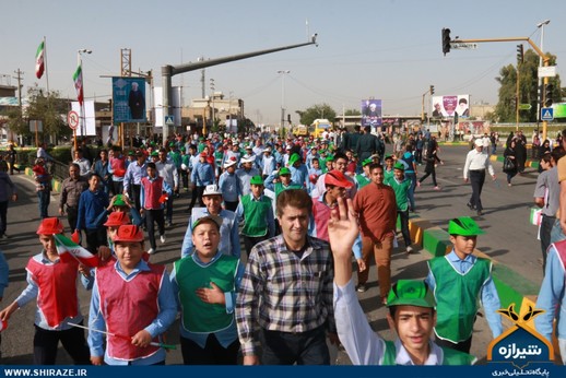 استقبال دانش آموزان شیرازی از رئیس جمهور