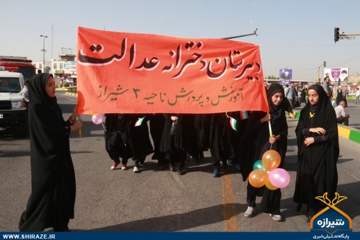 استقبال دانش آموزان شیرازی از رئیس جمهور