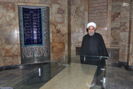  روحانی در آرامگاه شیخ اجل 