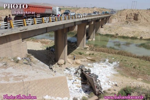 سقوط یک دستگاه تریلی در پل کوار